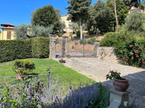 FREE PARKING Comfortable Apartment in the Historic Village of Suvereto with garden